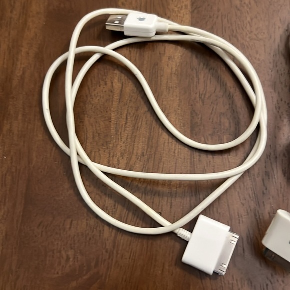 Apple 30-pin dock connector iphone chargers, 1 USB charger and 1 car charger - Picture 4 of 4